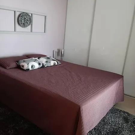 Upea Kaksio Naesijaerven Rannalla *