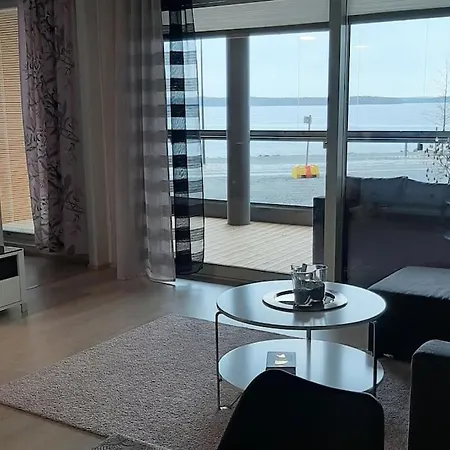 Upea Kaksio Naesijaerven Rannalla